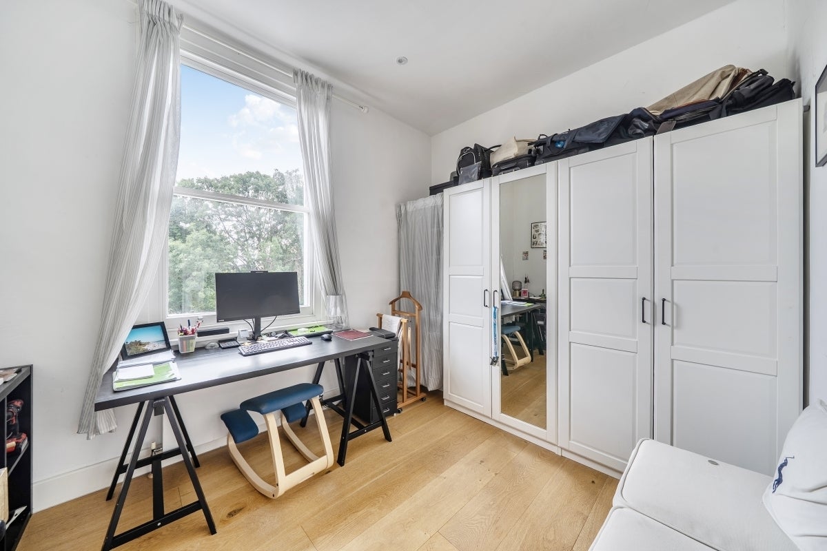 Flat Hormead Road in City of Westminster