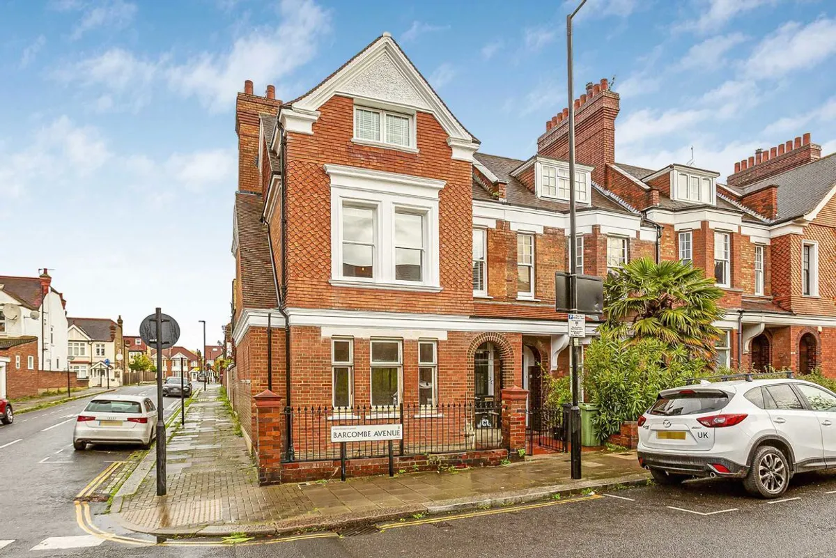 House Emsworth Street in Greater London