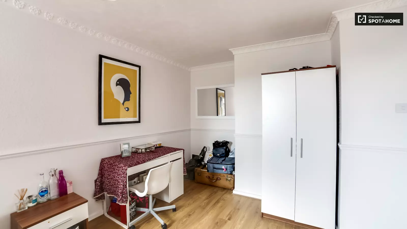 Room Candy Street in Greater London