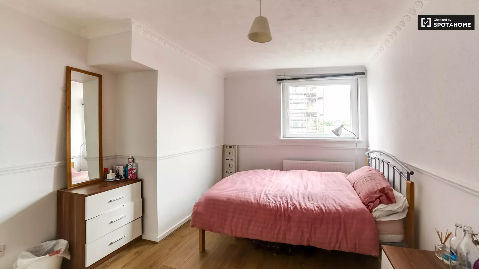 Flat Candy Street in Greater London