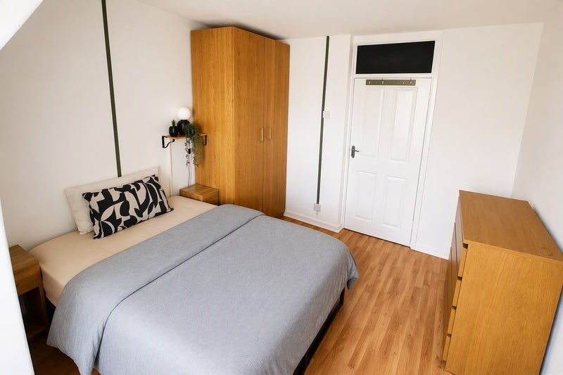 Room Cyrus Street in Greater London