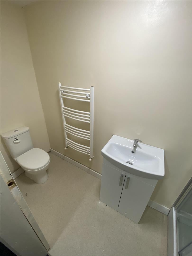 Flat Pen yr Ysgol in Pontypridd
