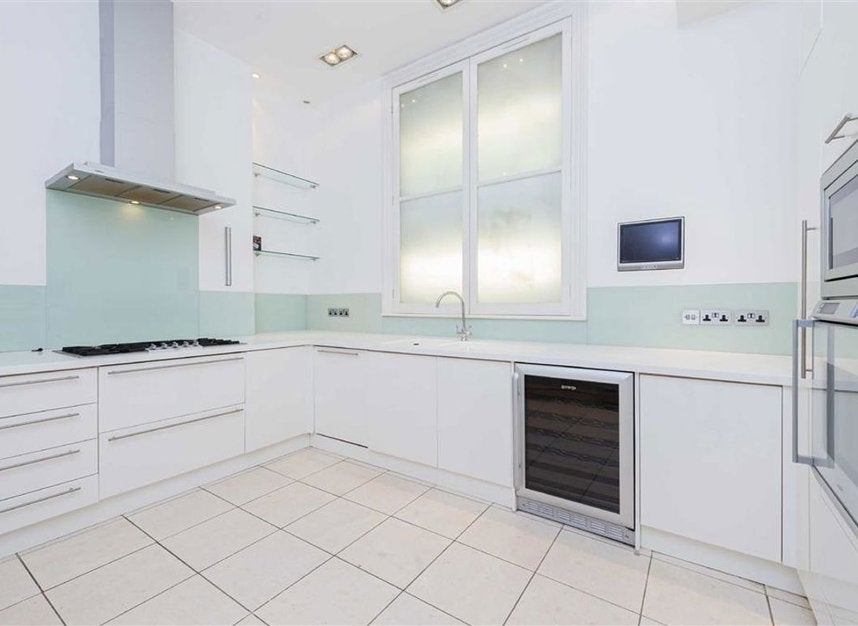 Flat Gloucester Road in Greater London