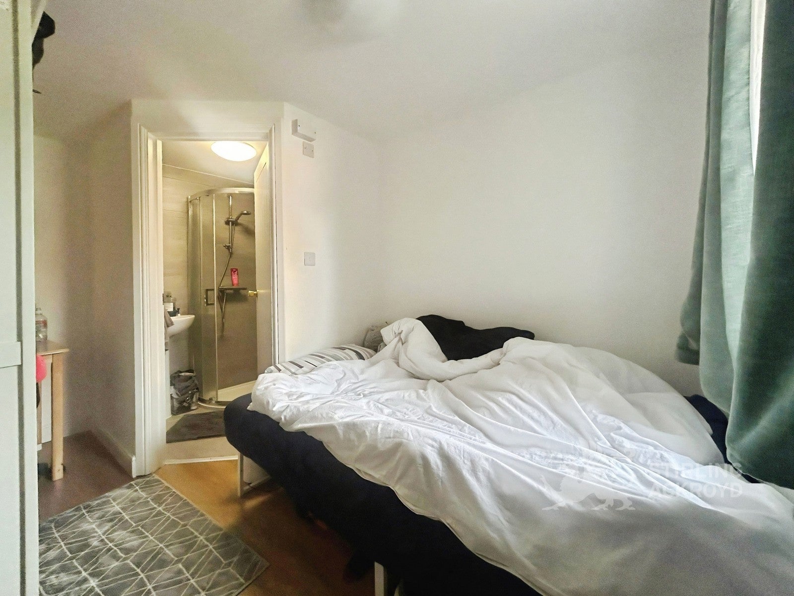 Room Springfield Road in Guildford