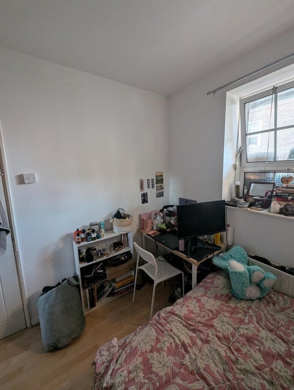 Room Shadwell Gardens in Greater London
