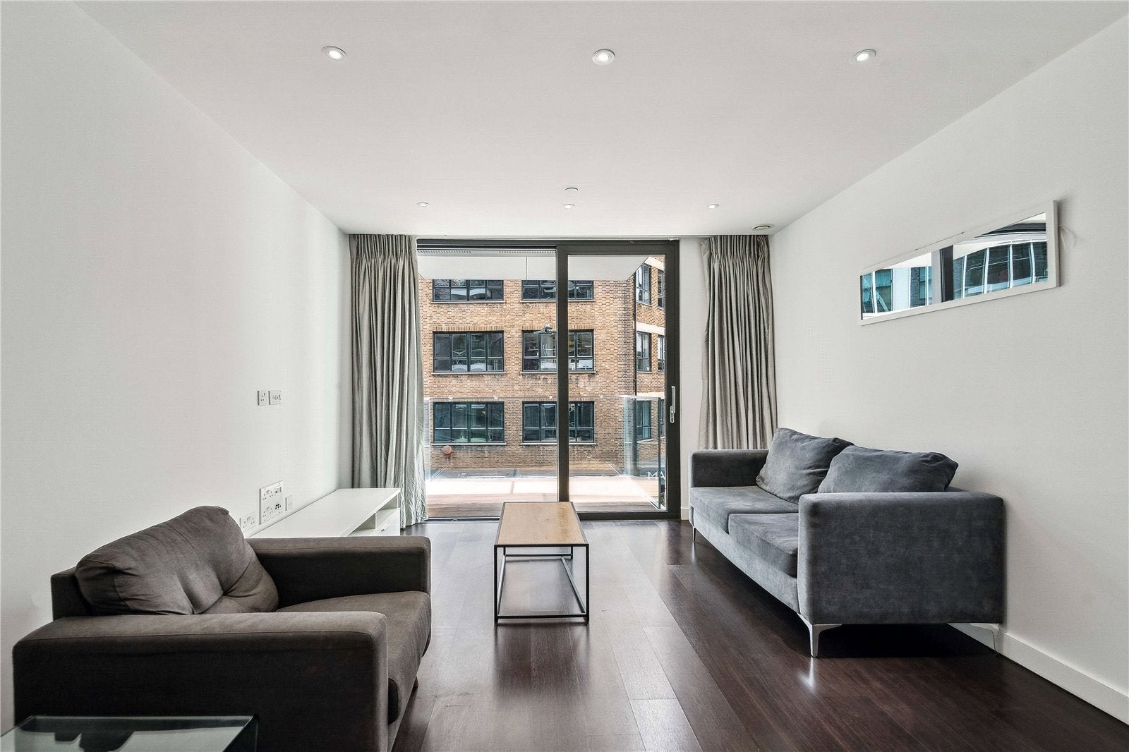 Flat Alie Street in Greater London