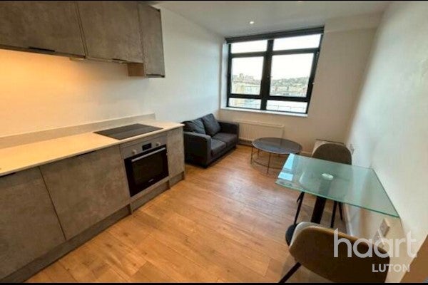 Flat Sheepen Place in Colchester