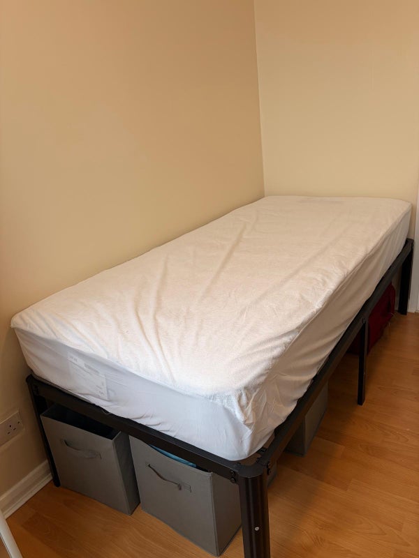 Room Mendip Close in Slough