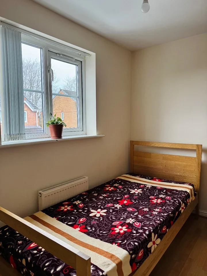 Room Barrow Hill Road in Manchester