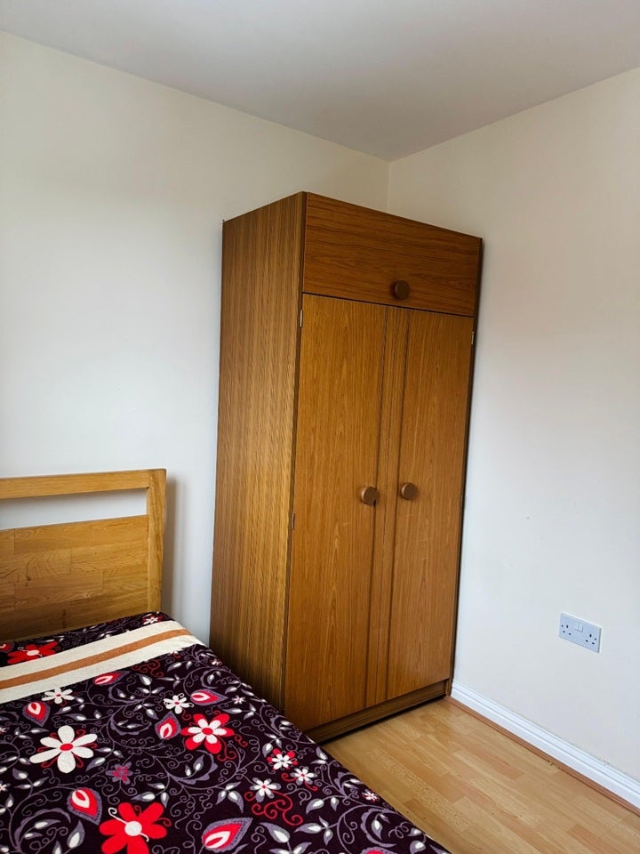 Room Barrow Hill Road in Manchester