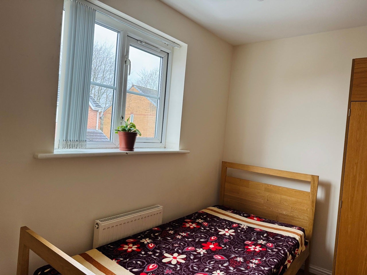 Room Barrow Hill Road in Manchester