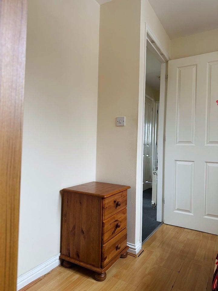 Room Barrow Hill Road in Manchester