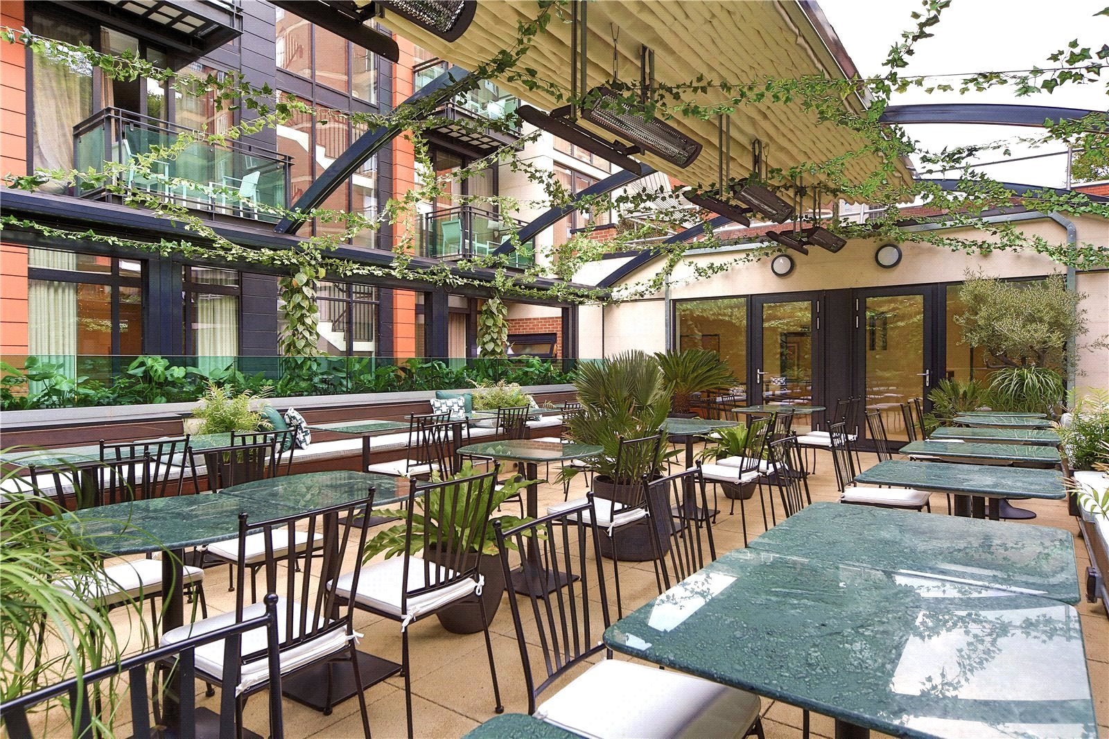 Flat Finchley Road in Greater London