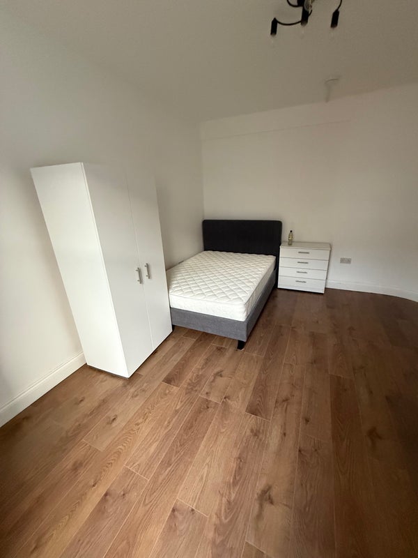 Room Walpole Road in Greater London