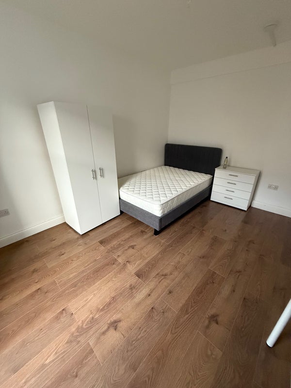 Room Walpole Road in Greater London