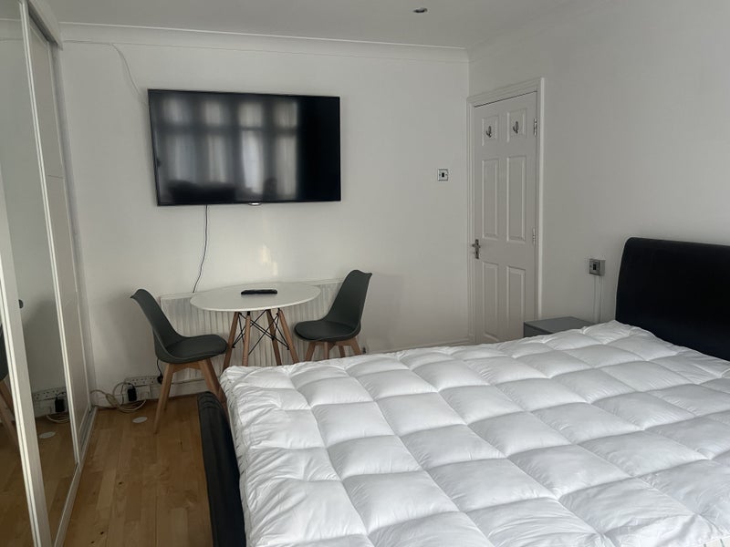 Room Ferncroft Avenue in Greater London