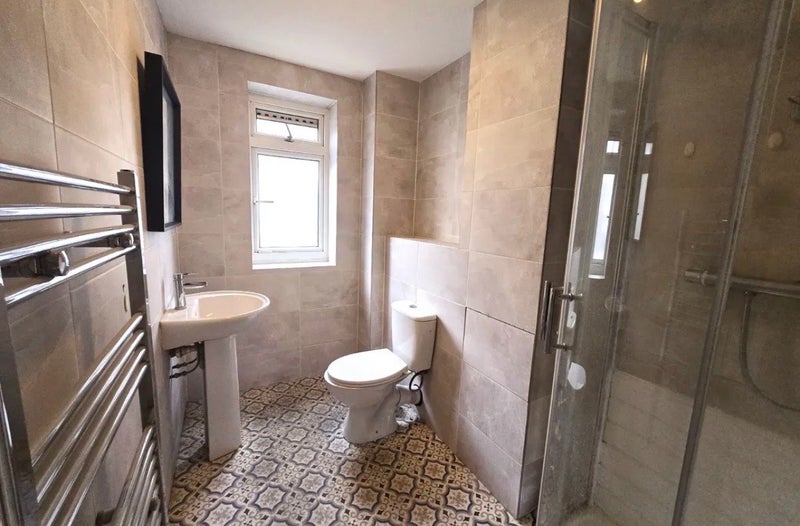 Room Wraxall Road in Greater London