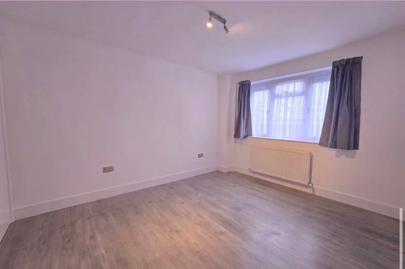 Room Wraxall Road in Greater London