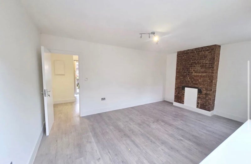 Room Wraxall Road in Greater London