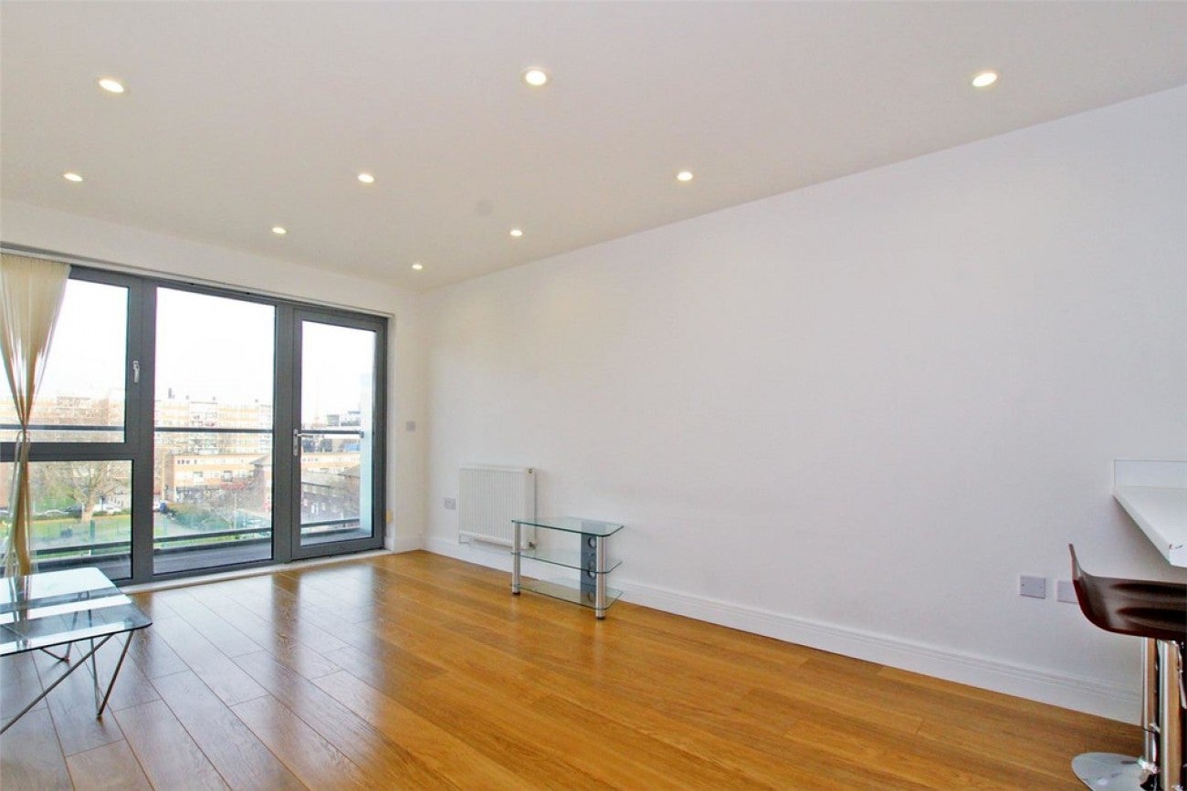 Flat Christian Street in Greater London