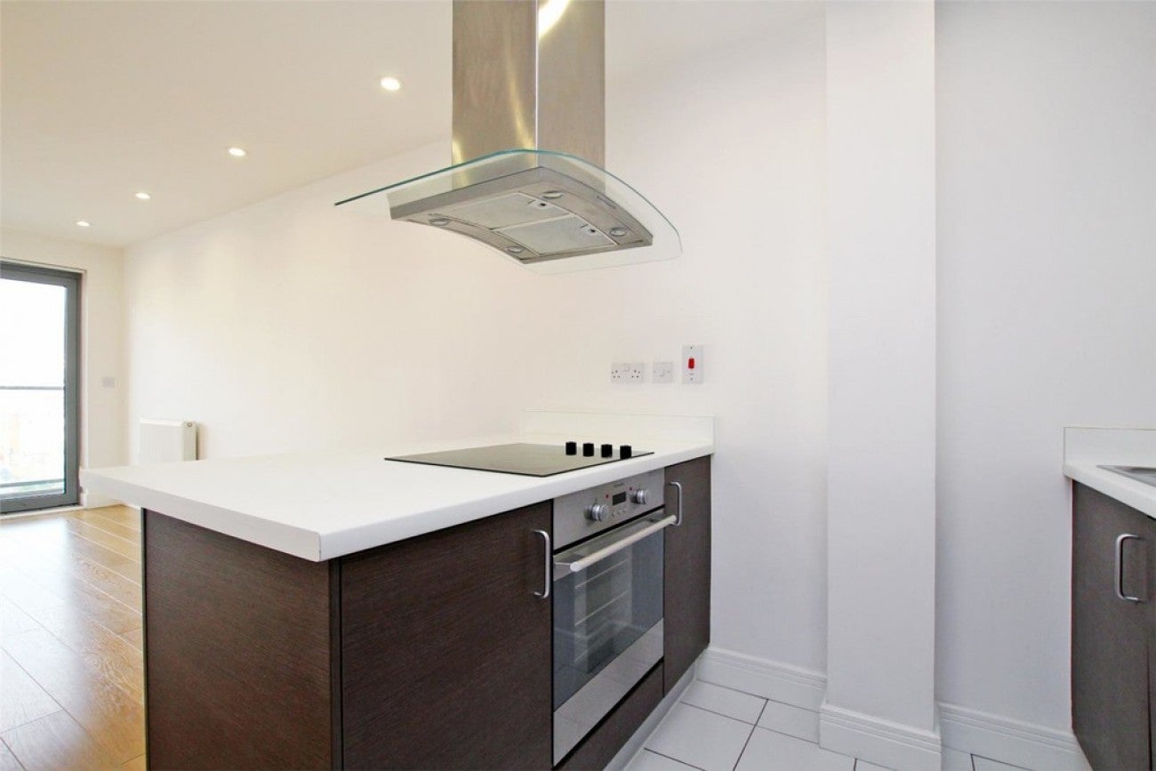 Flat Christian Street in Greater London