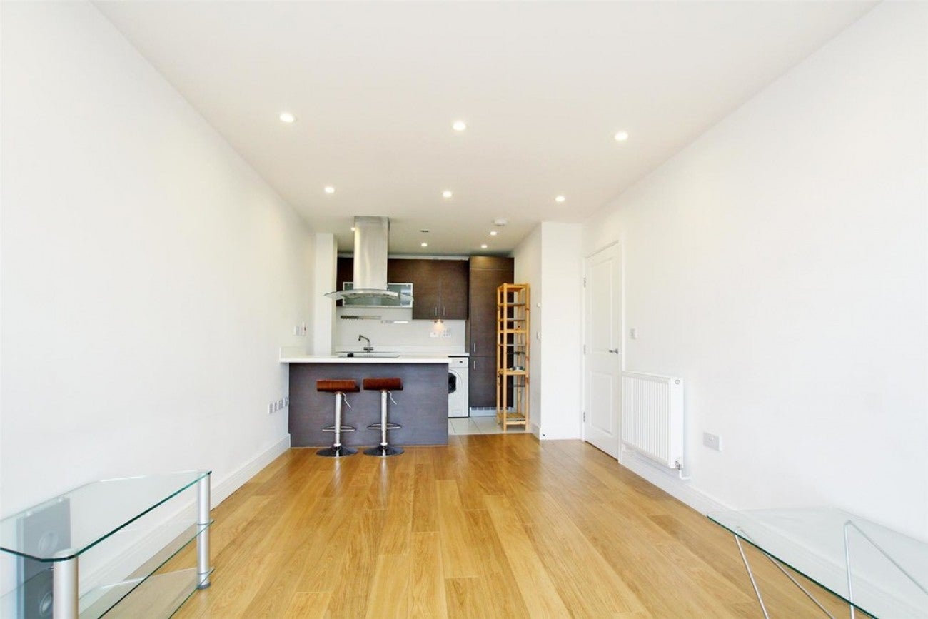Flat Christian Street in Greater London