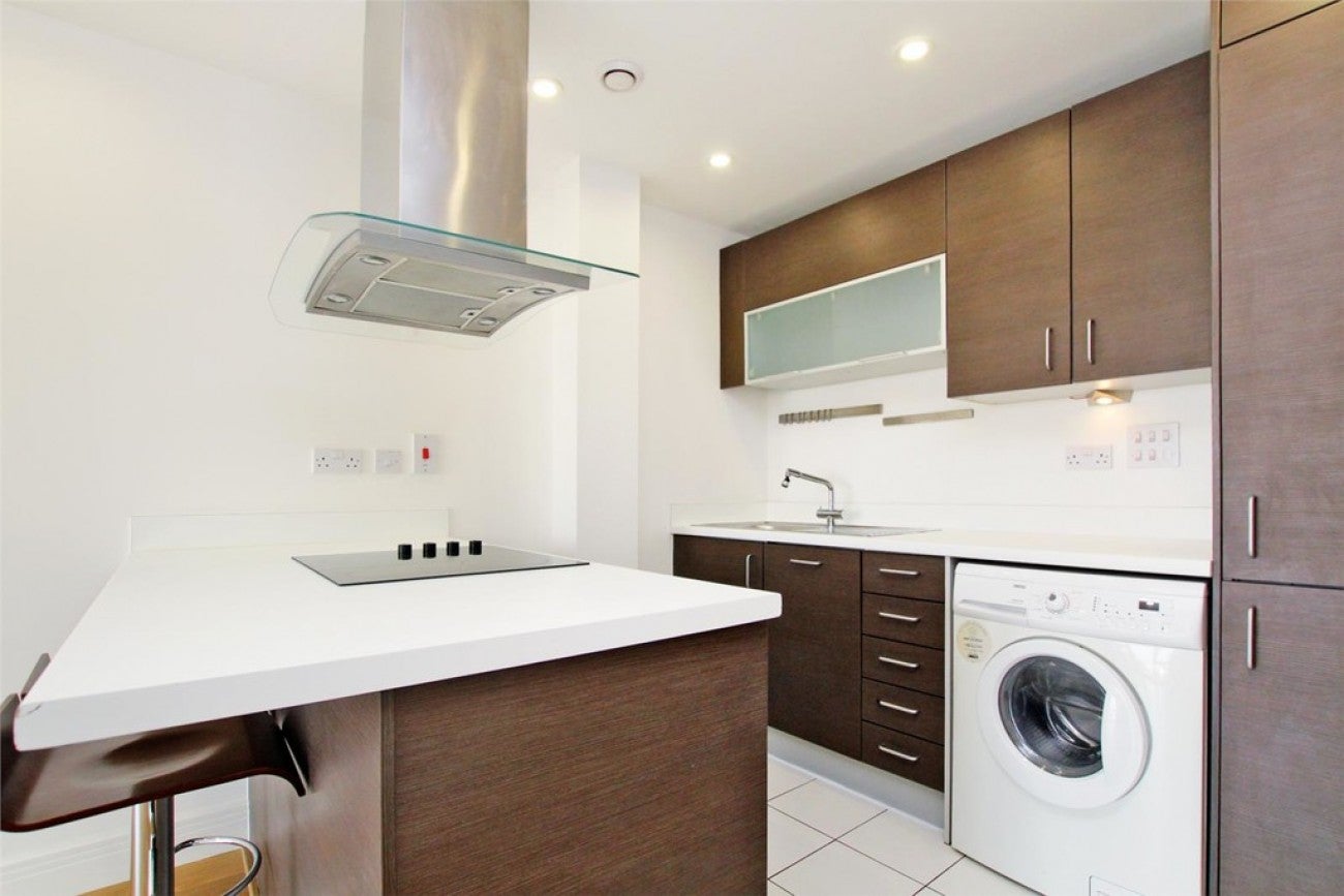 Flat Christian Street in Greater London