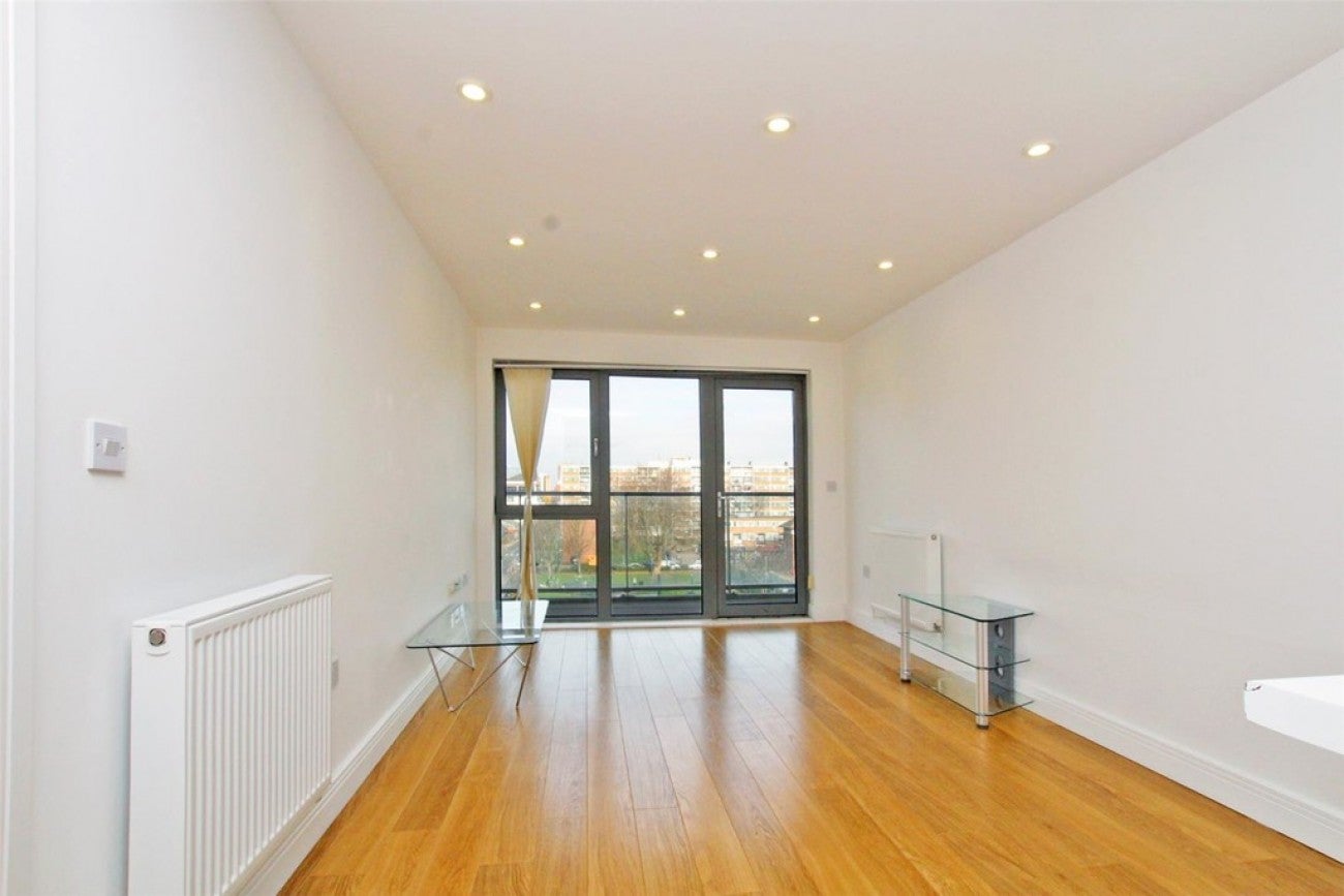 Flat Christian Street in Greater London