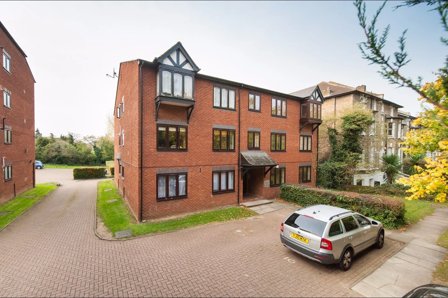 Flat Burnt Ash Hill in Greater London