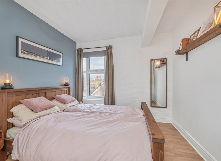 Flat Adelina Grove in Greater London