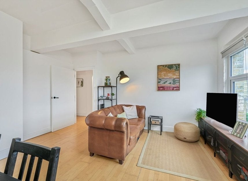 Flat Adelina Grove in Greater London