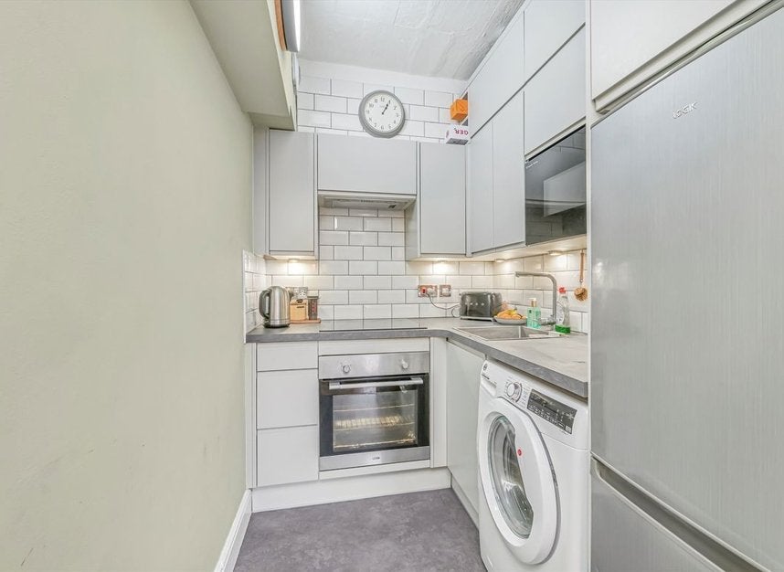 Flat Adelina Grove in Greater London
