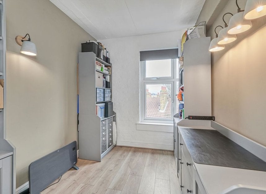 Flat Adelina Grove in Greater London