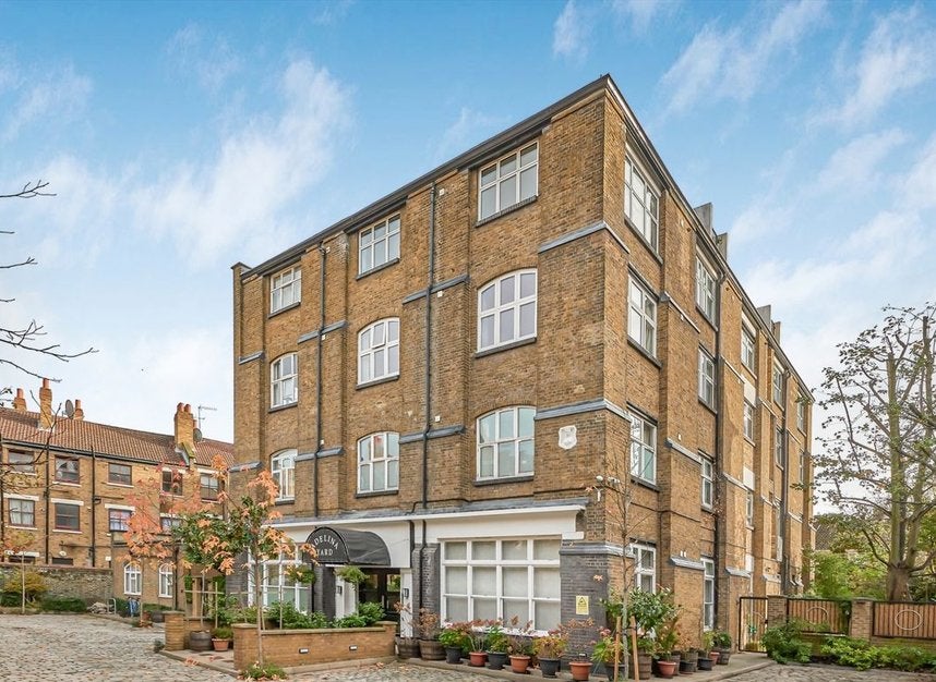 Flat Adelina Grove in Greater London