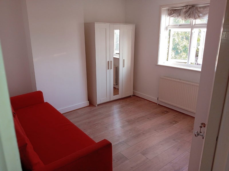 Room Moorside Road in Greater London