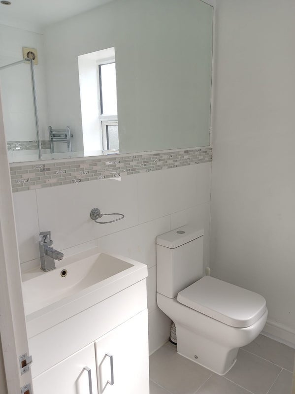 Room Moorside Road in Greater London