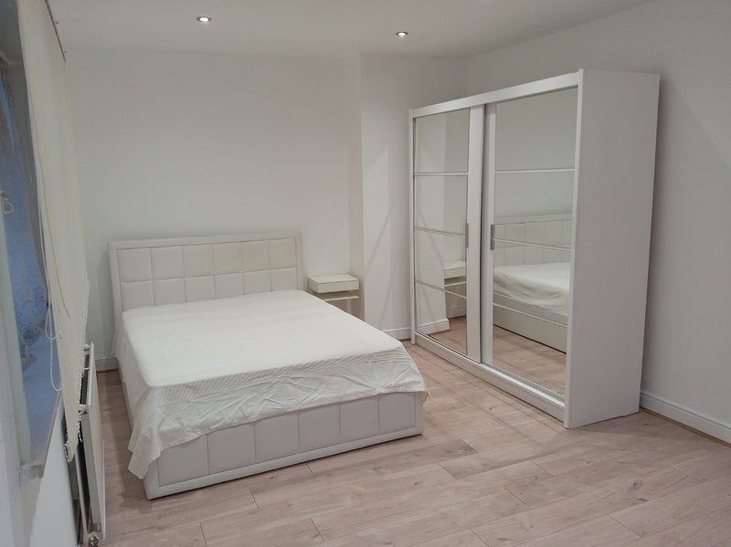 Room Moorside Road in Greater London