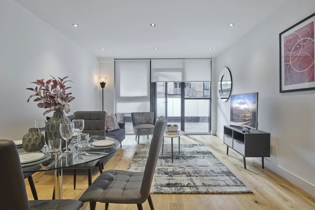 Flat Montrose Crescent in Greater London