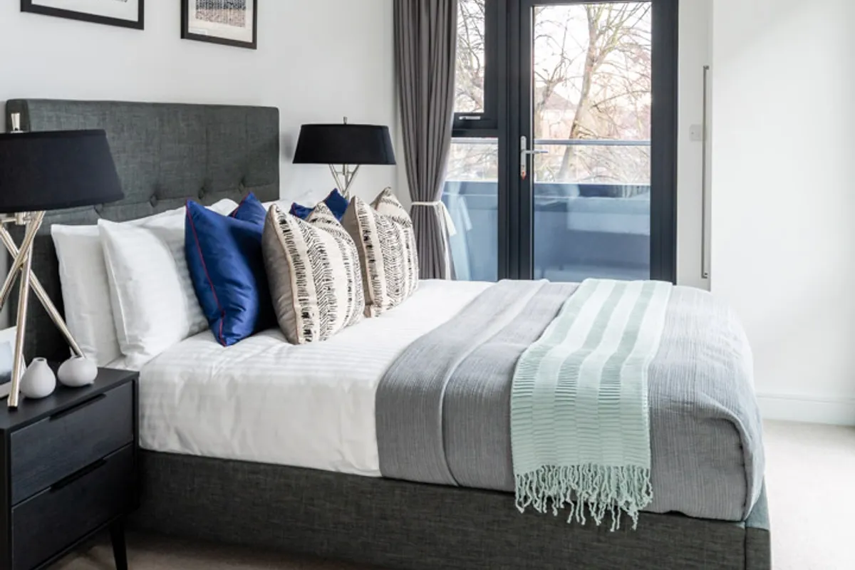 Flat Montrose Crescent in Greater London