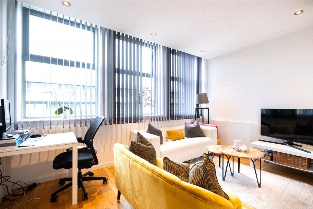 Flat Streatham High Road in Greater London