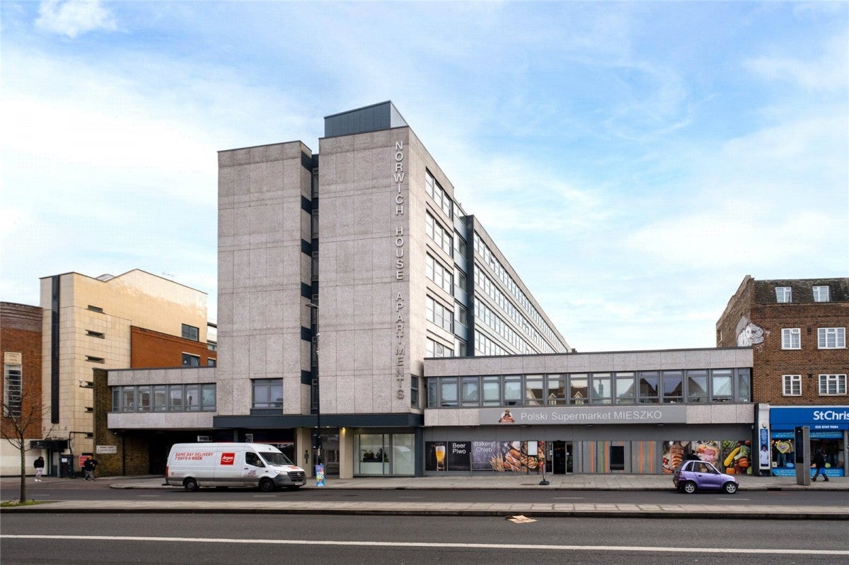 Flat Streatham High Road in Greater London