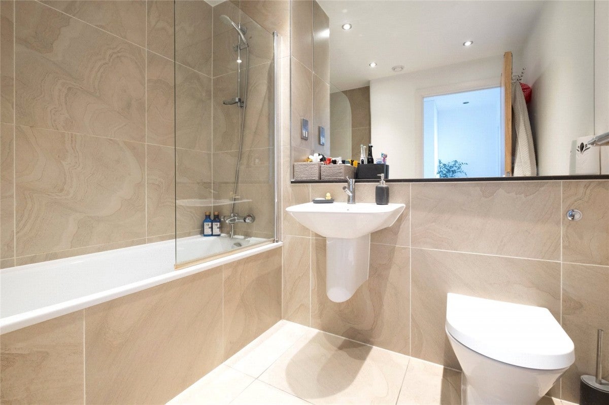 Flat Streatham High Road in Greater London