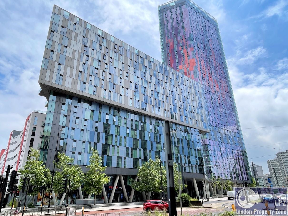 Flat Saffron Square in Greater London