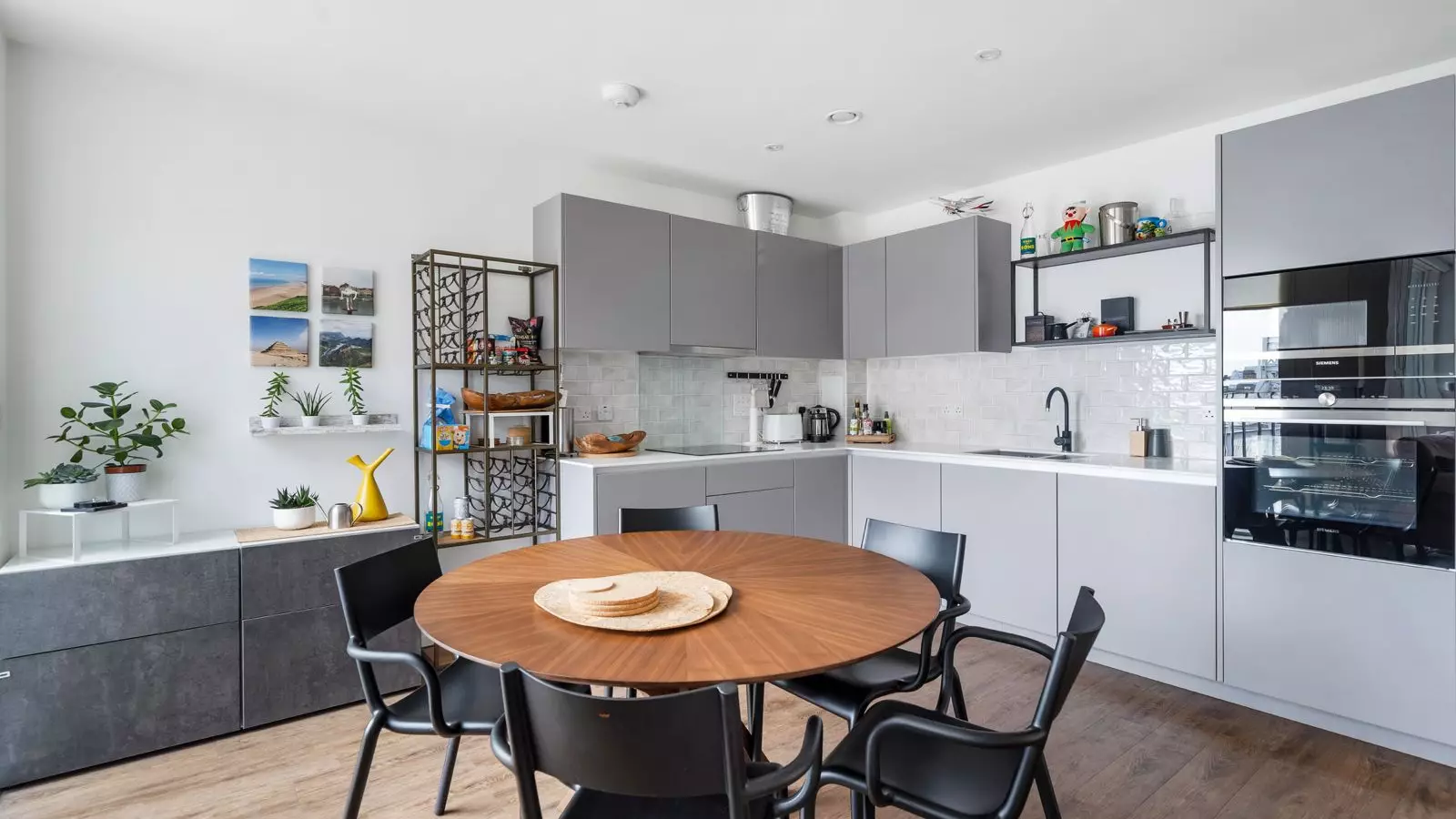 Flat Butcher Row in Greater London