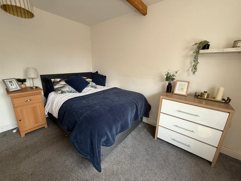 Room Park Hall Road in Mansfield Woodhouse