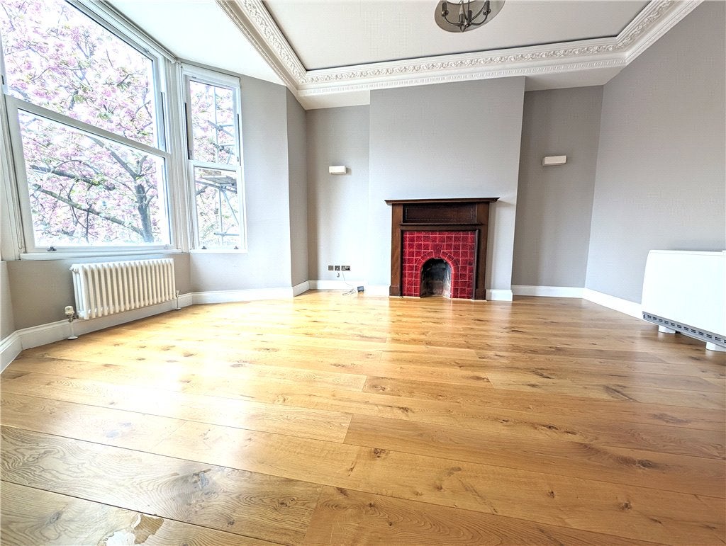 Flat Blythe Road in Greater London