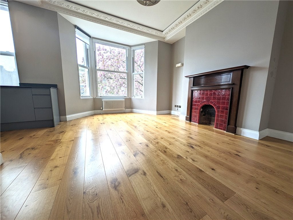 Flat Blythe Road in Greater London