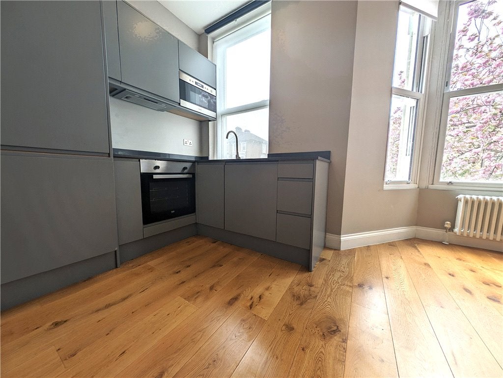 Flat Blythe Road in Greater London