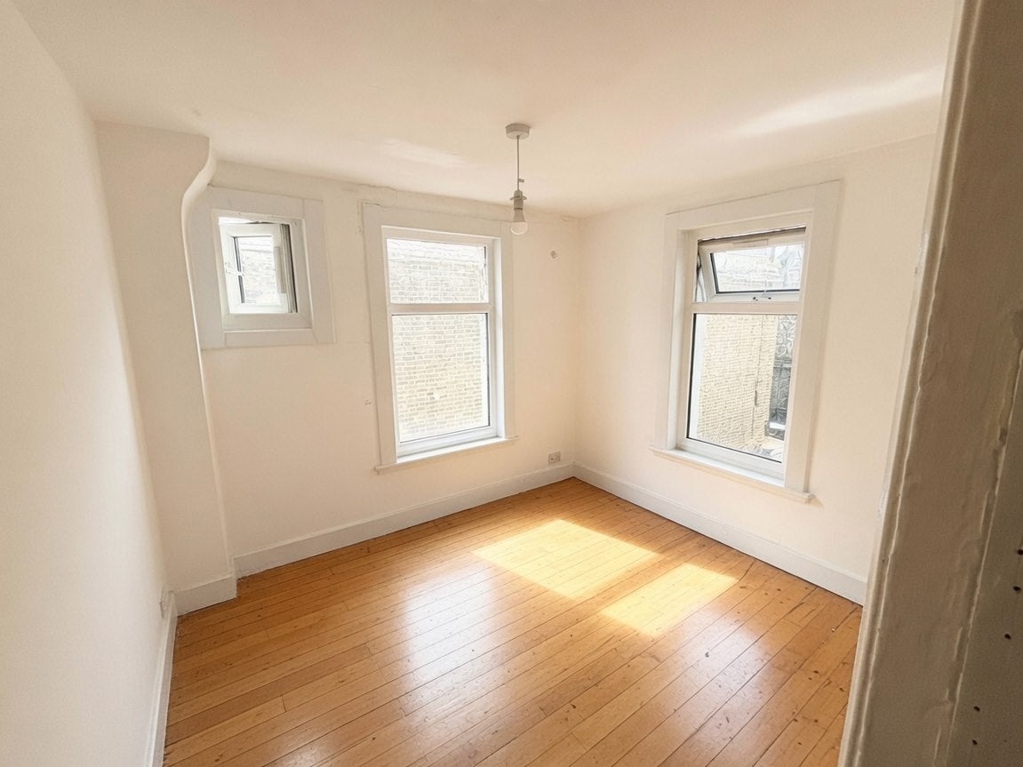 Flat Wightman Road in Greater London