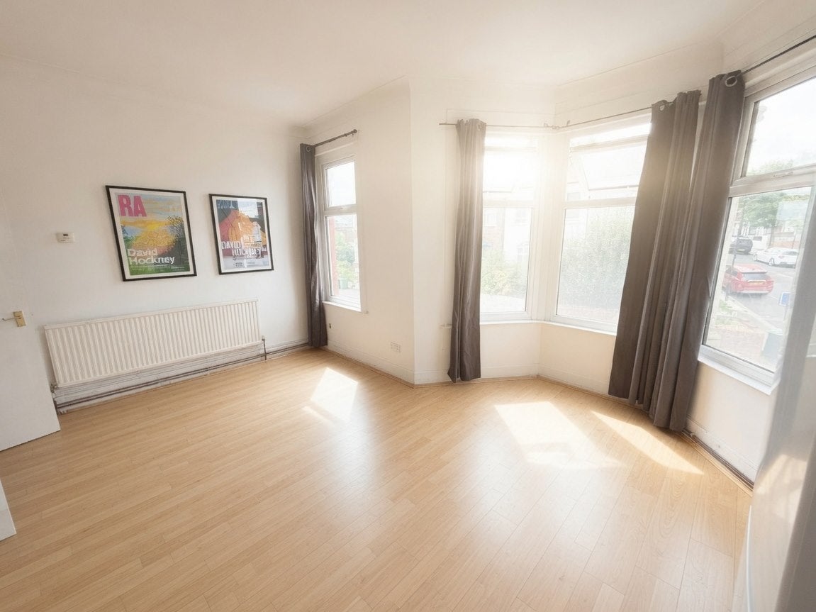 Flat Wightman Road in Greater London